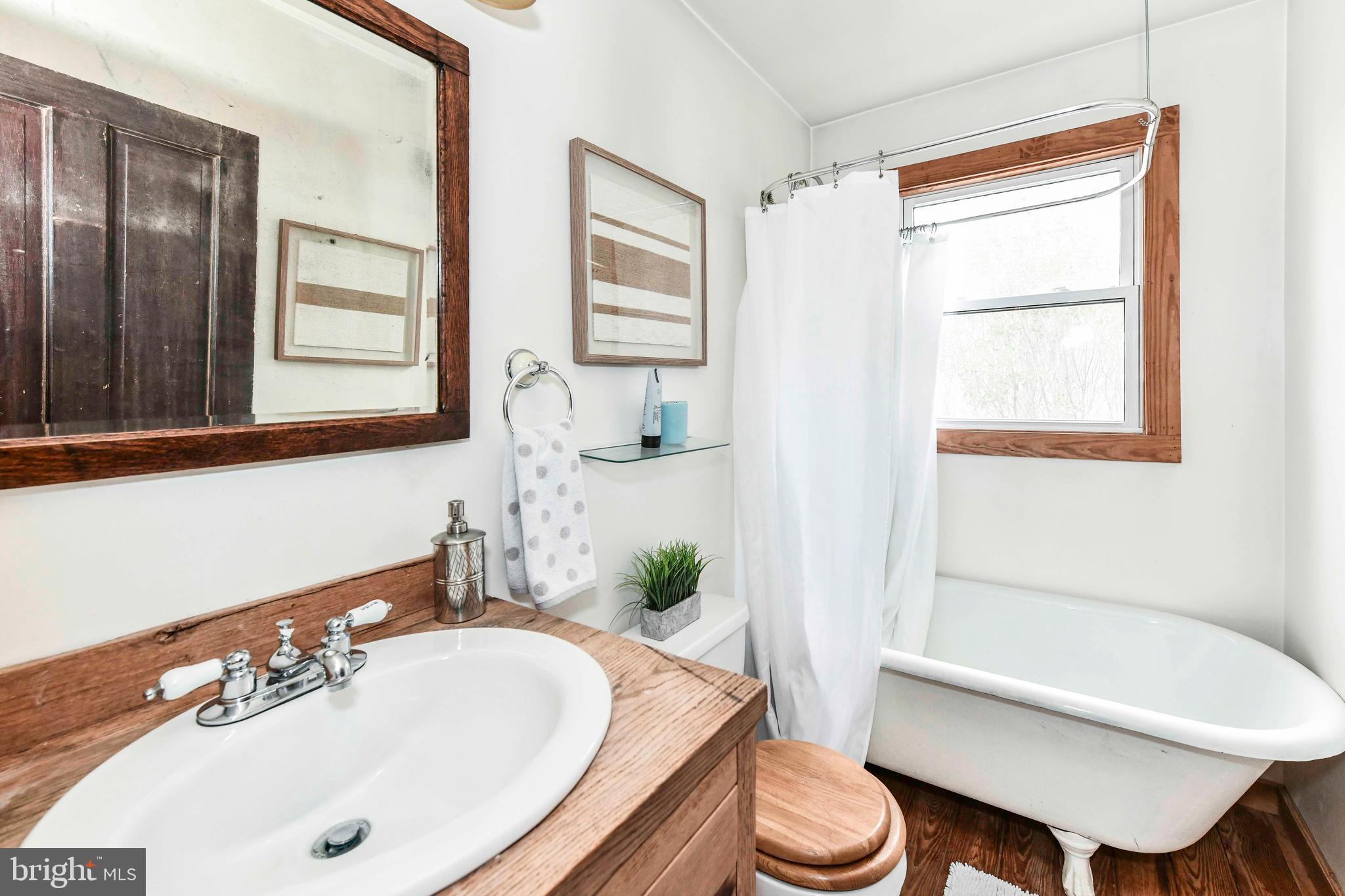 6069 Free State Road Marshall, VA 20115 - Photo 31 of 57 First floor full bathroom with clawfoot tub!