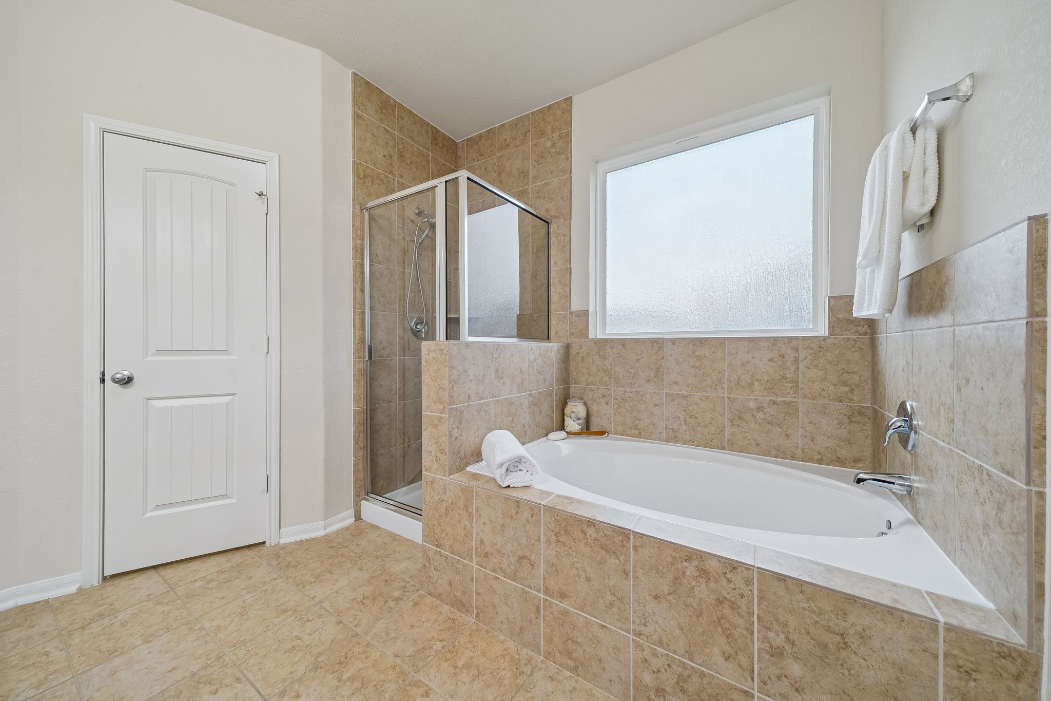 1972 Jobes Court Alvin, TX 77511 - Photo 21 of 39 Owner's relaxing oversized tub.