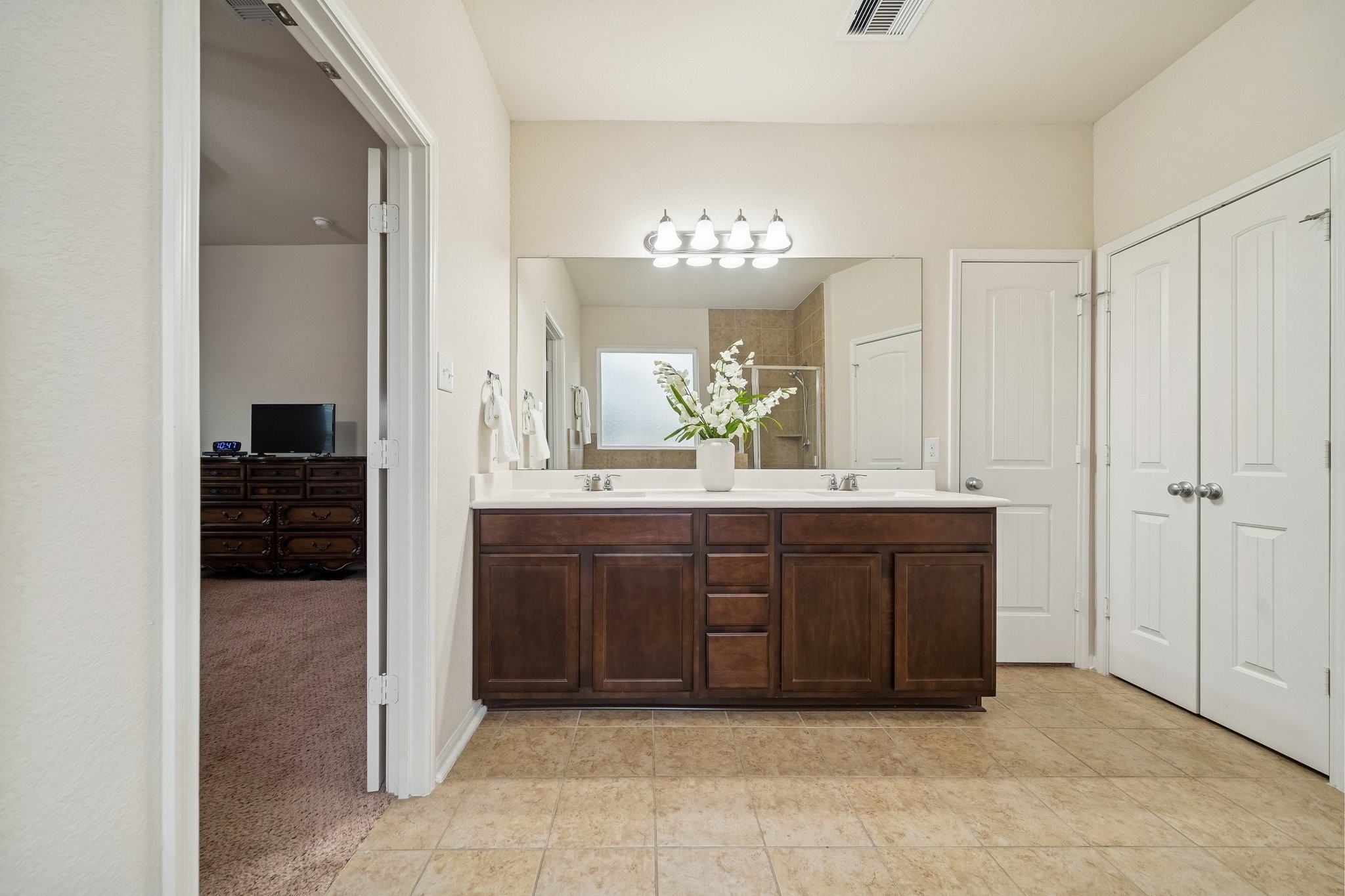 1972 Jobes Court Alvin, TX 77511 - Photo 24 of 39 Dual sinks. nearby walk in oversized closet.