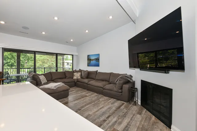 $629,000 | 31 Abbey Villa Circle, Unit D, Fontana, WI 53125