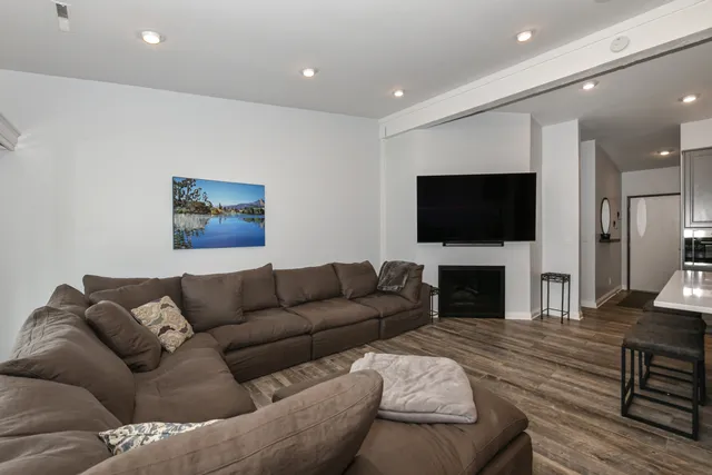 $629,000 | 31 Abbey Villa Circle, Unit D, Fontana, WI 53125