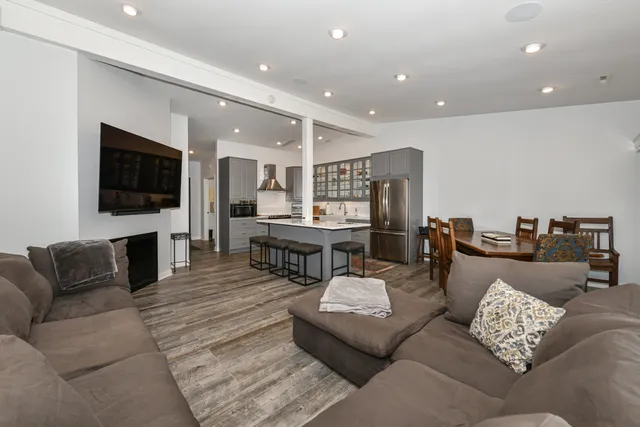 $629,000 | 31 Abbey Villa Circle, Unit D, Fontana, WI 53125