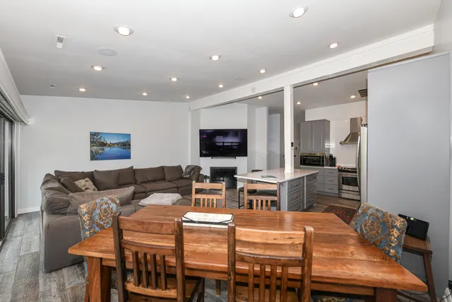 $629,000 | 31 Abbey Villa Circle, Unit D, Fontana, WI 53125