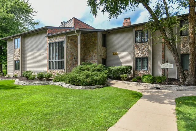 $629,000 | 31 Abbey Villa Circle, Unit D, Fontana, WI 53125
