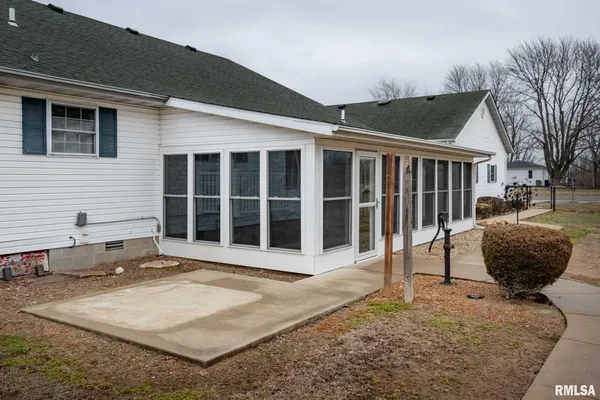 $325,000 | 16245 North McCauley Lane, Mount Vernon, IL 62864