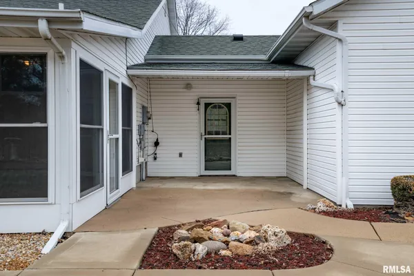 $325,000 | 16245 North McCauley Lane, Mount Vernon, IL 62864