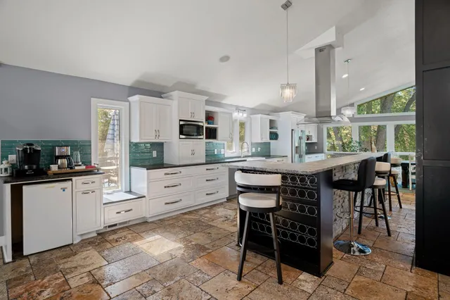 $995,000 | 326 South Cove Road, Hudson, WI 54016