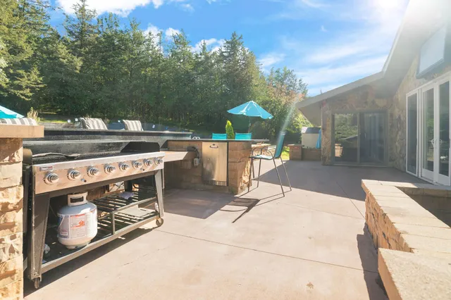 $995,000 | 326 South Cove Road, Hudson, WI 54016