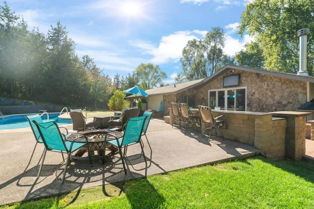 $995,000 | 326 South Cove Road, Hudson, WI 54016