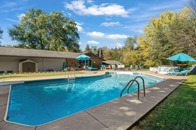 $995,000 | 326 South Cove Road, Hudson, WI 54016