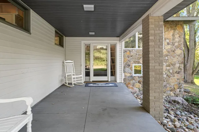 $995,000 | 326 South Cove Road, Hudson, WI 54016