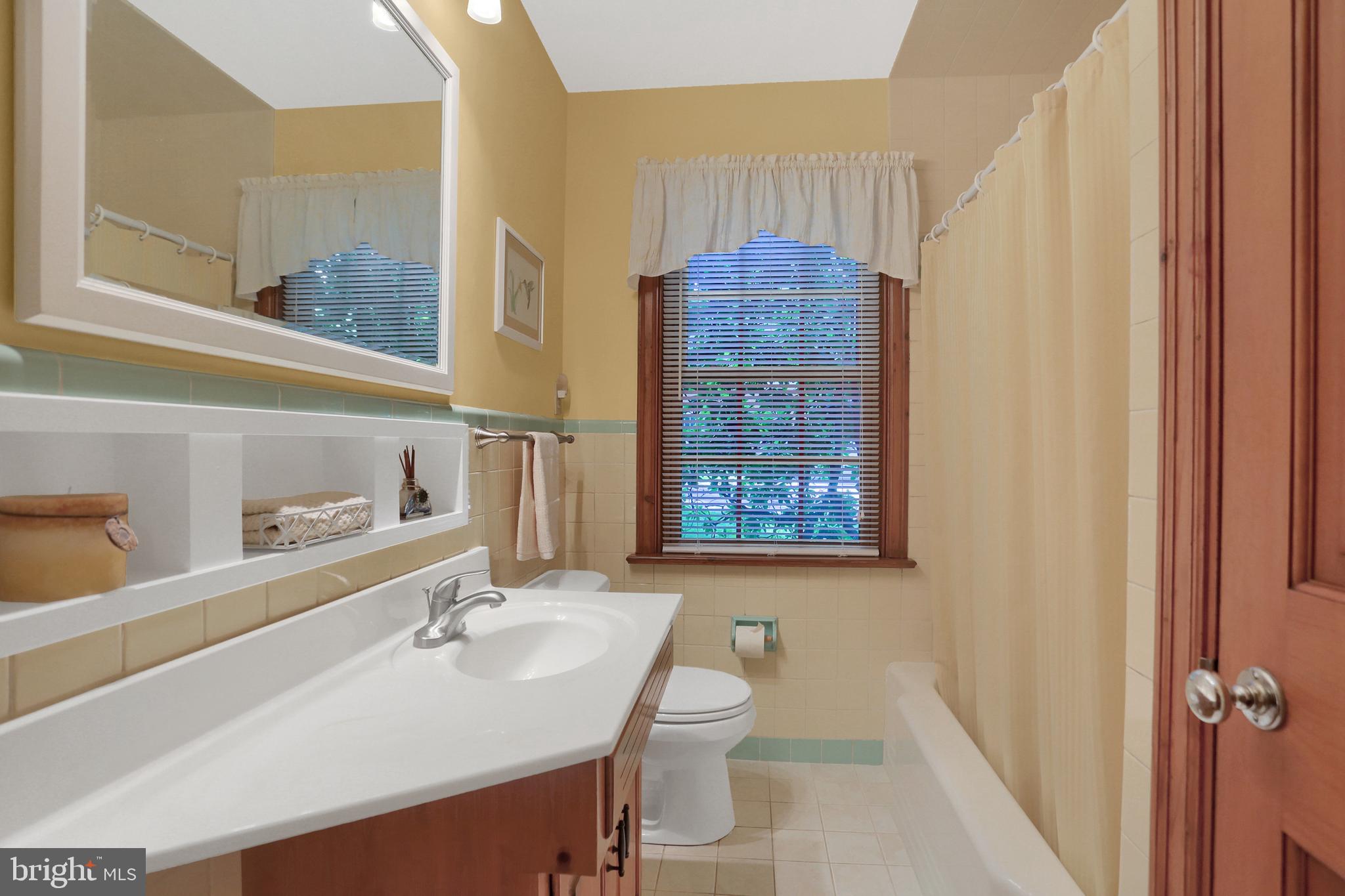 2117 West Ridge Drive Lancaster, PA 17603 - Photo 14 of 25 1st floor bath