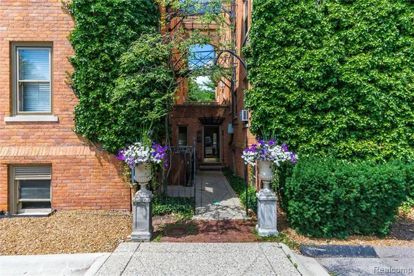 $1,700 | 327 Southfield Road, Unit 1, Birmingham, MI 48009