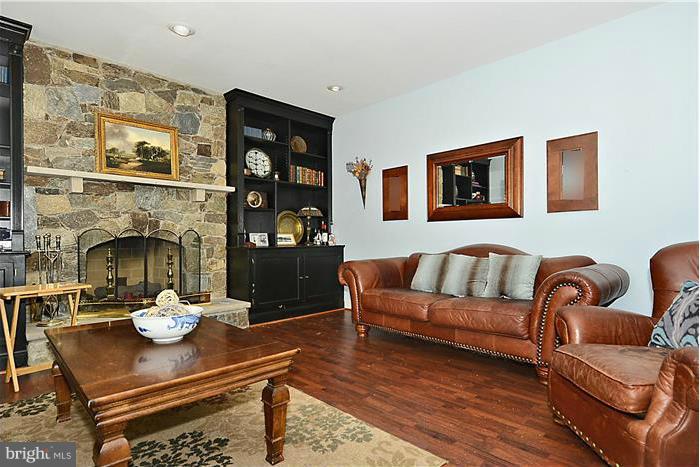 17817 Dr Walling Road Poolesville, MD 20837 - Photo 5 of 29 Family Room