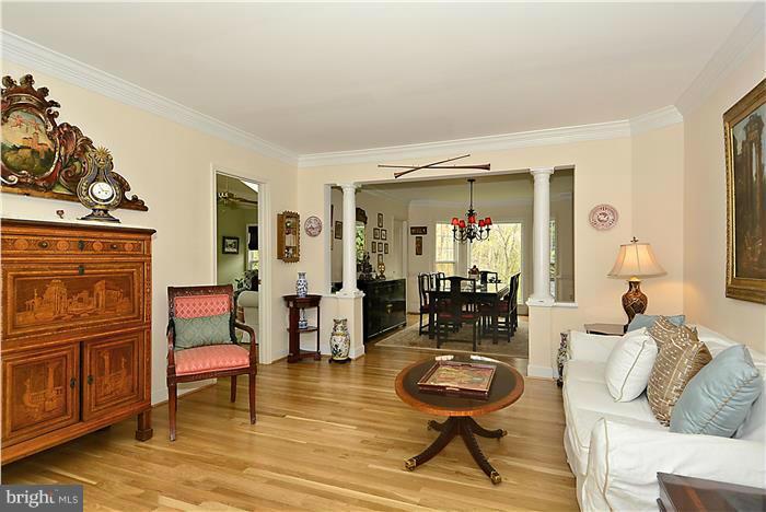 17817 Dr Walling Road Poolesville, MD 20837 - Photo 7 of 29 Living Room