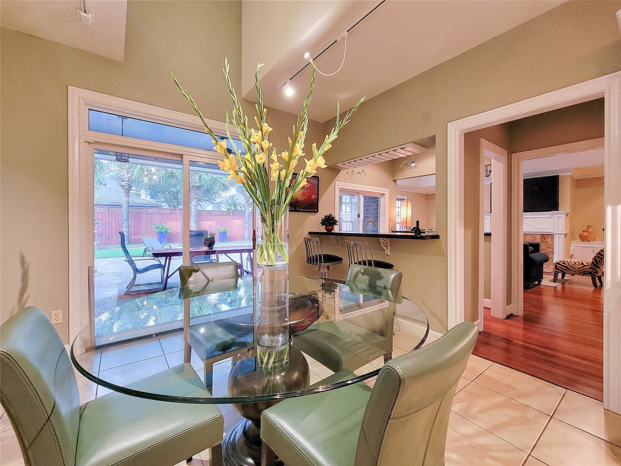 4401 Roseland Street Houston, TX 77006 - Photo 19 of 46 Breakfast / Morning Room Views Backyard Oasis, Bar Area, Living Room and Kitchen!!!