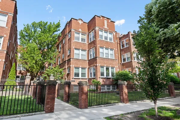 $3,100 | 4450 North Beacon Street, Unit 3, Chicago, IL 60640