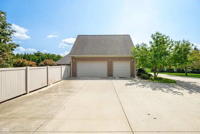 $949,900 | 1675 Devonshire Drive, Seymour, IN 47274