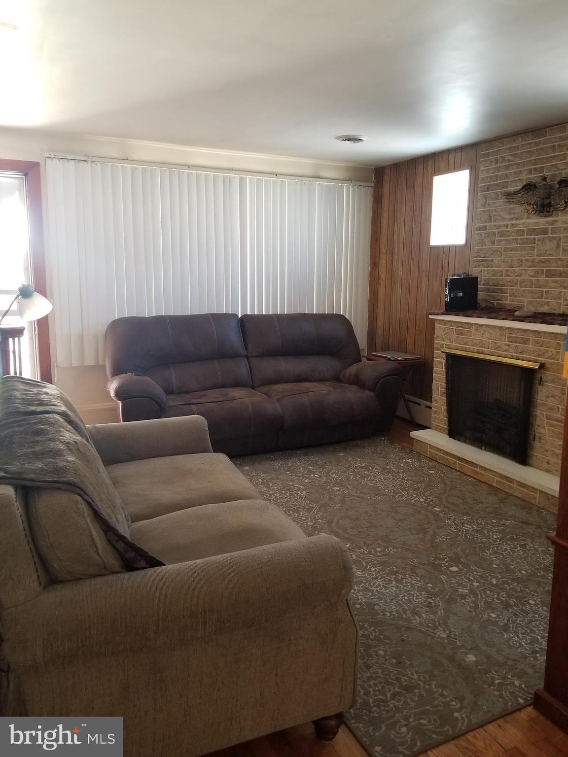 8333 Philadelphia Road Baltimore, MD 21237 - Photo 3 of 11 Living Room