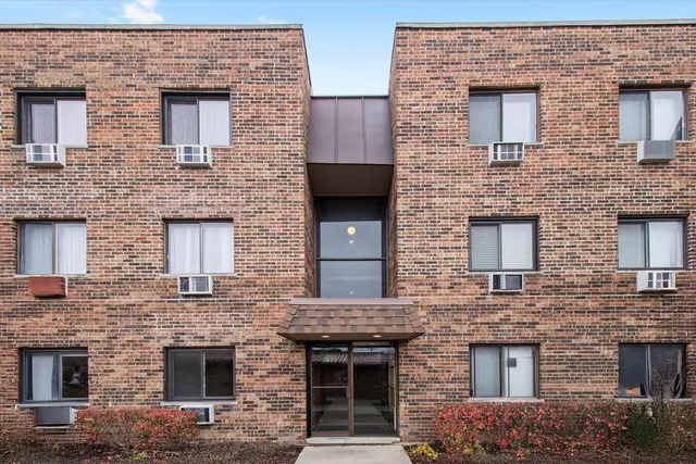 $225,000 | 3615 East Central Road, Unit 101, Des Plaines, IL 60025
