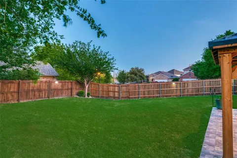 a view of a back yard