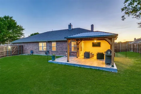 a view of a house with a backyard