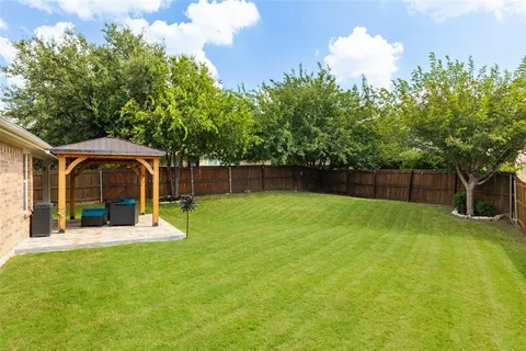 a view of a back yard with a trampoline