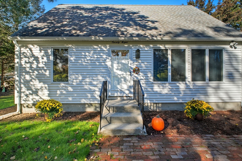 28 Collingwood Road Springfield, MA 01119 - Photo 4 of 32 a front view of a house with a yard