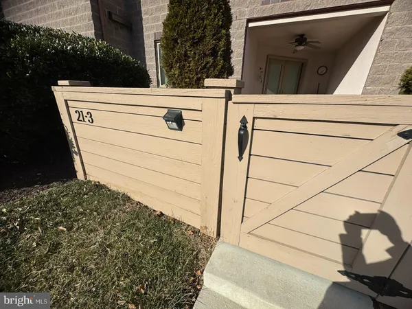 a view of a back yard