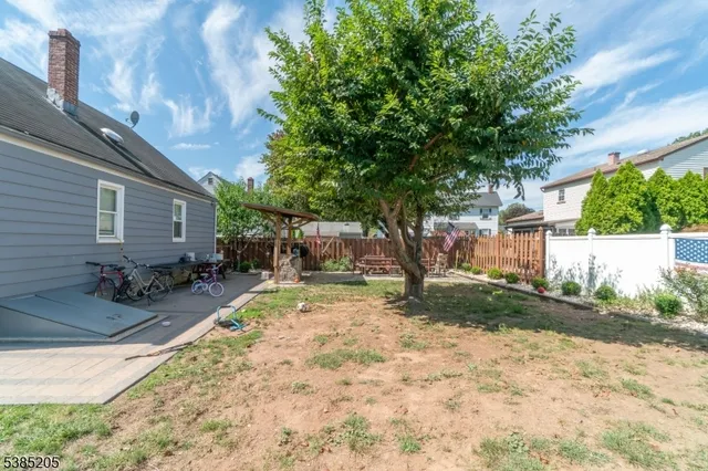 a view of backyard of the house