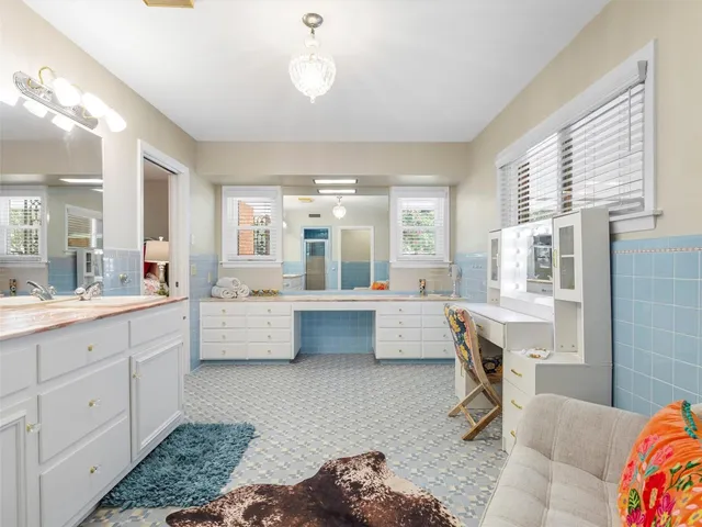 $699,900 | 705 Whitehead Street, Smithville, TX 78957