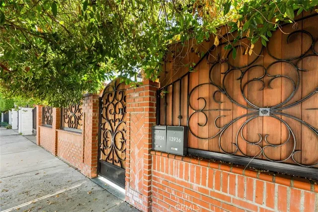 $6,000 | 13936 West Magnolia Boulevard, Sherman Oaks, CA 91423