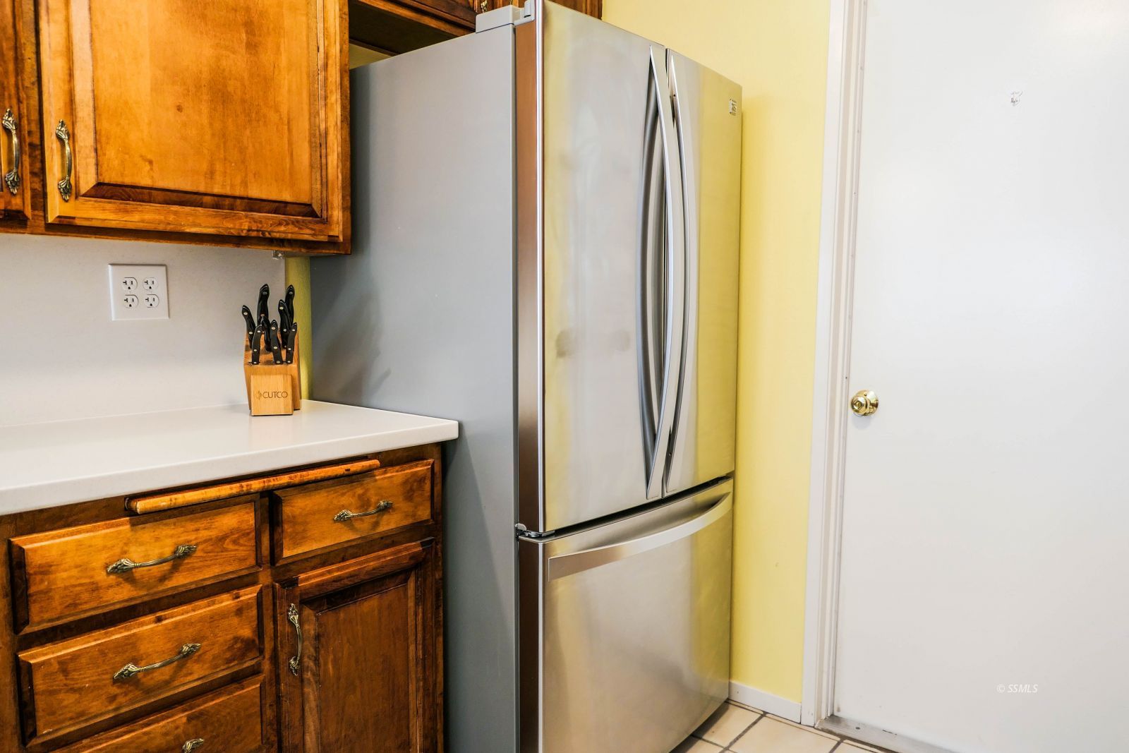 532 West Howell Avenue Ridgecrest, CA 93555 - Photo 24 of 44 a view of a refrigerator in kitchen and a window