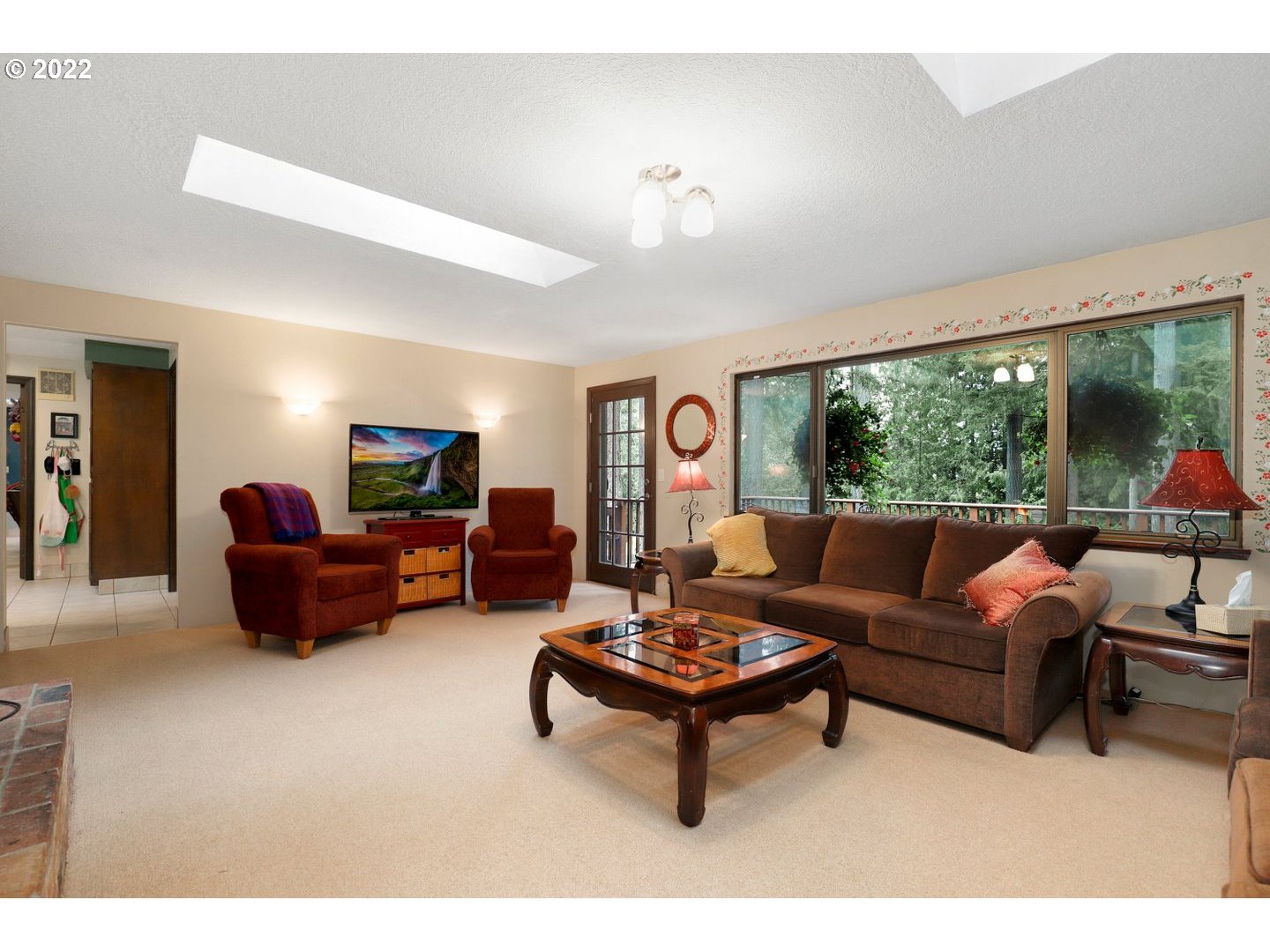 19627 South Ferguson Road Oregon City, OR 97045 - Photo 3 of 32 a living room with furniture and a large window