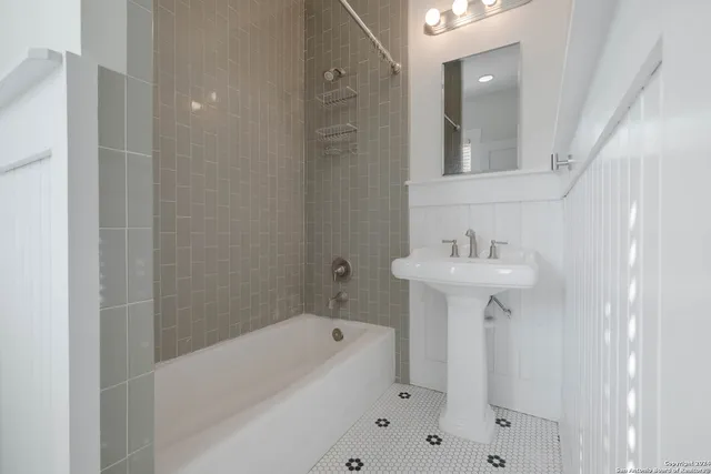 $1,850 | 121 West Woodlawn Avenue, Unit 1, San Antonio, TX 78212