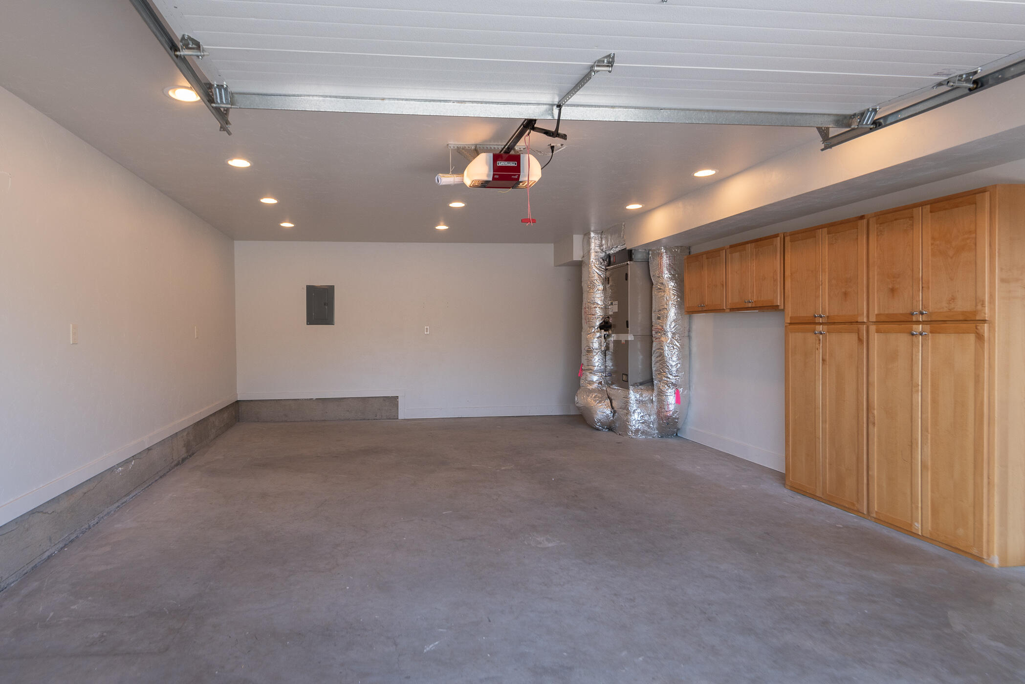 65025 Hunnell Road Bend, OR 97703 - Photo 40 of 50 40Garage