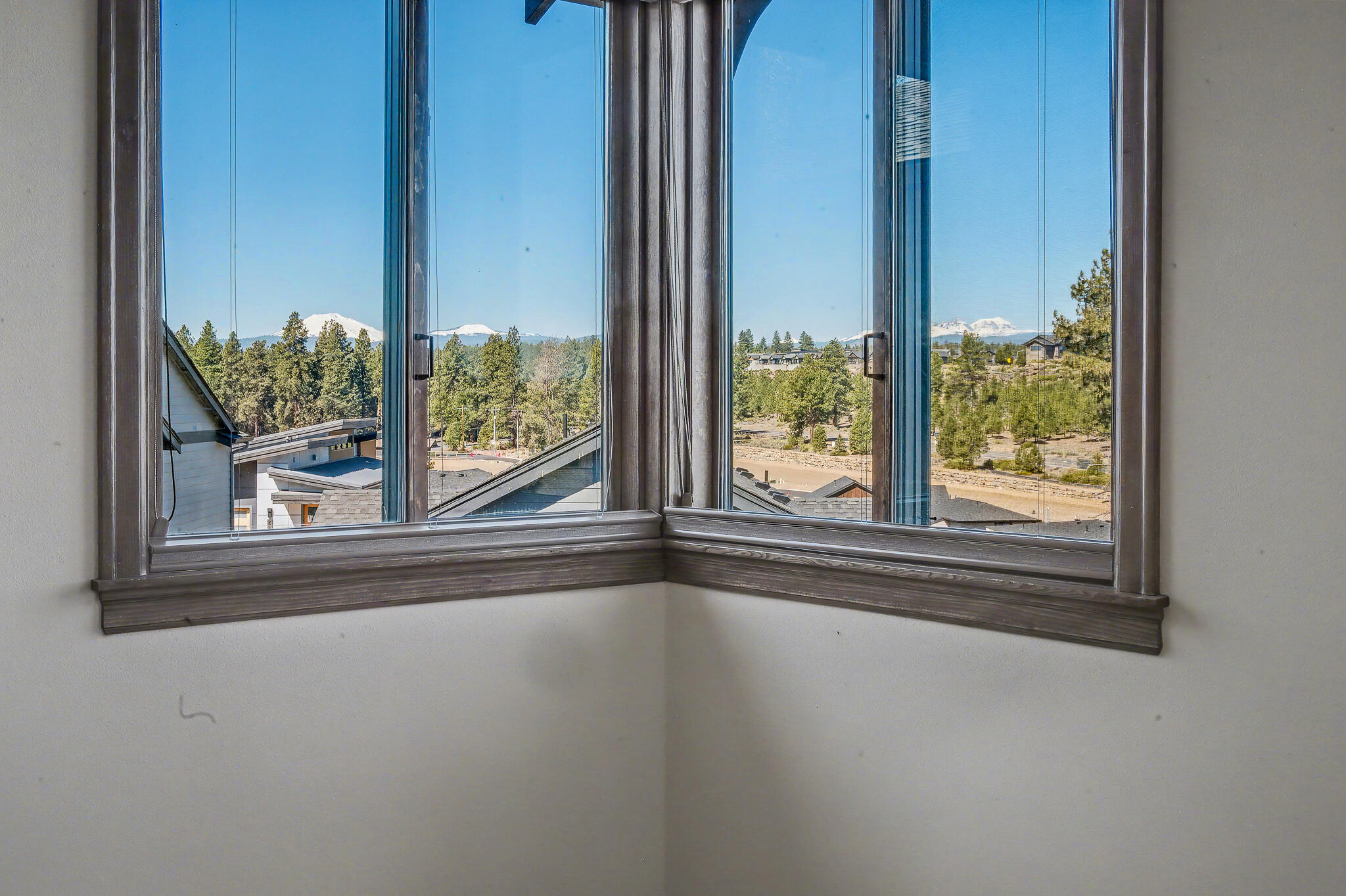 19305 Brookside Way Bend, OR 97702 - Photo 24 of 47 Cascade view for primary bath