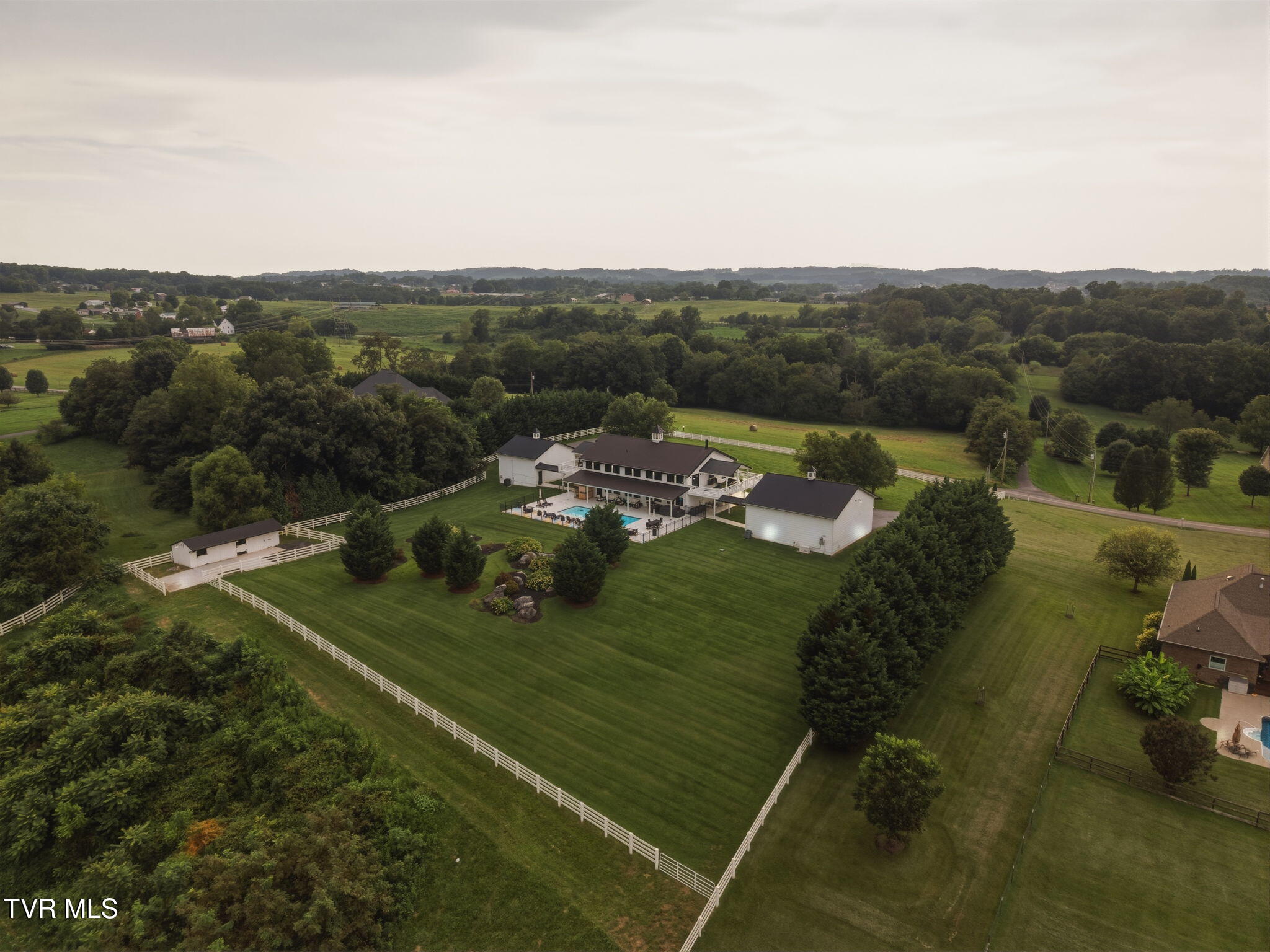 520 Buckingham Road Johnson City, TN 37615 - Photo 13 of 29 68-web-or-mls-005_DJI_20260815185520_078