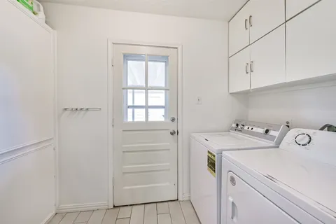 a view of utility room