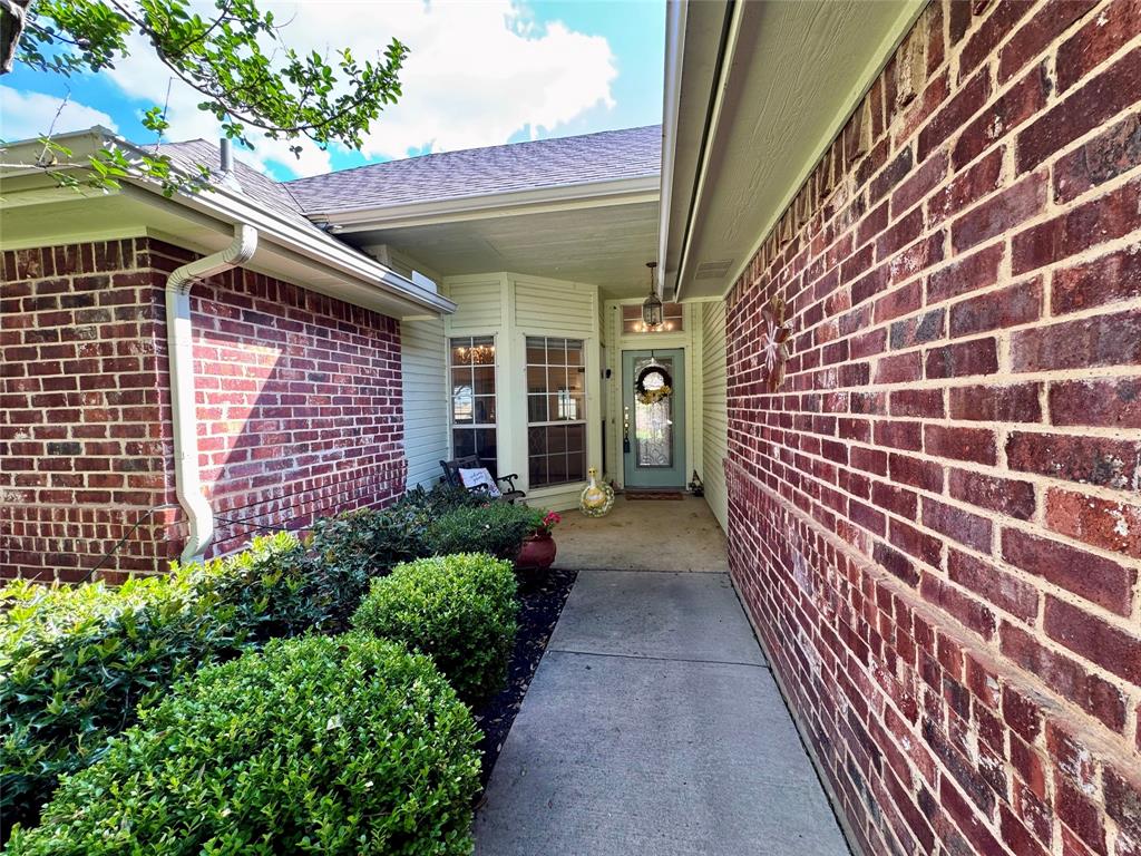 729 Bent Tree Court Hurst, TX 76054 - Photo 3 of 23