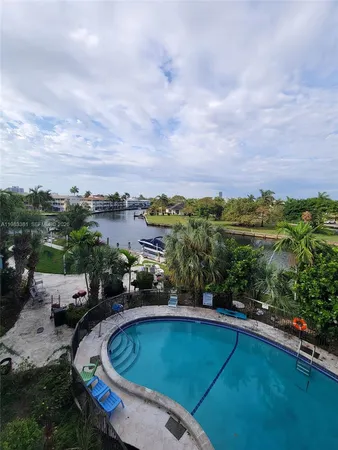 a view of entryway with a yard