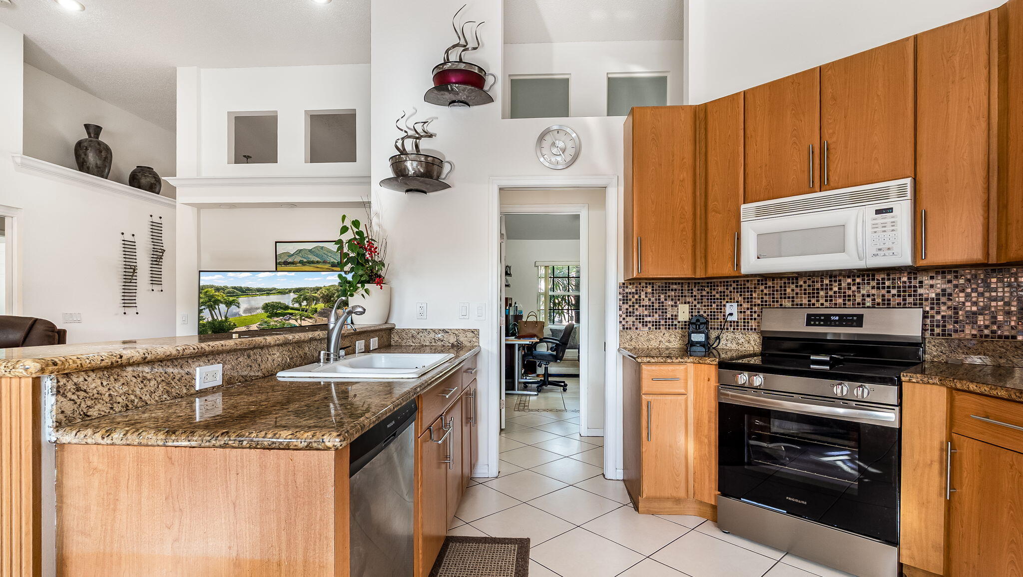 3171 Overlook Road Davie, FL 33328 - Photo 4 of 55 43-web-or-mls-DSC08154