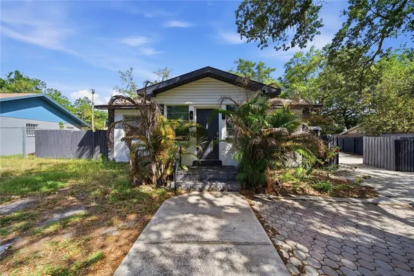 $2,300 | 9505 Takomah Trail, Tampa, FL 33617