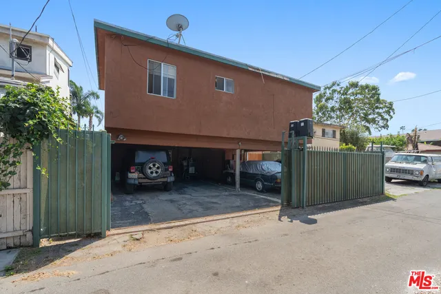 a house view with a outdoor space