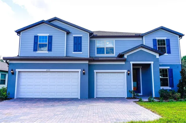 a view of a house with yard and garage