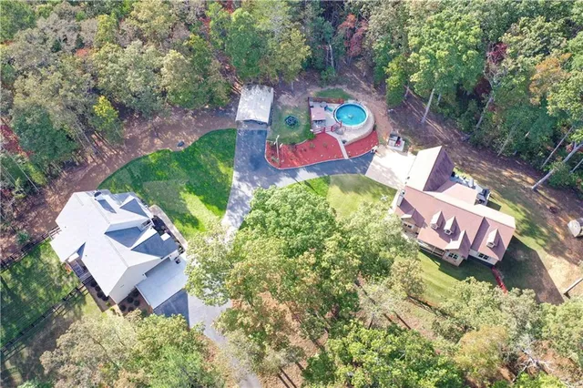 a view of a backyard with pathway