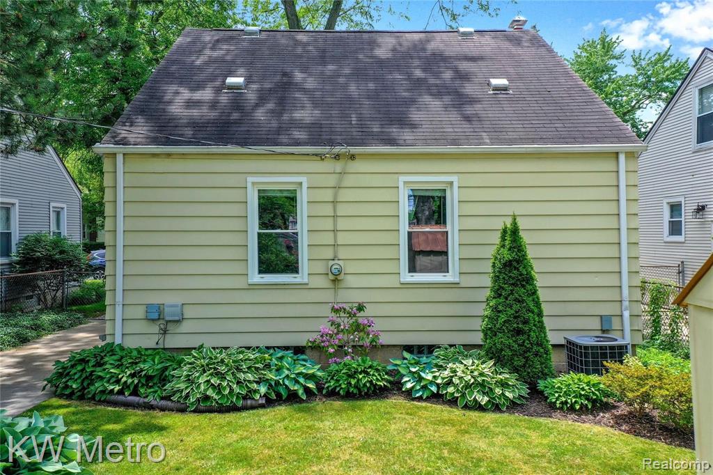 2070 Harvard Road Berkley, MI 48072 - Photo 36 of 38