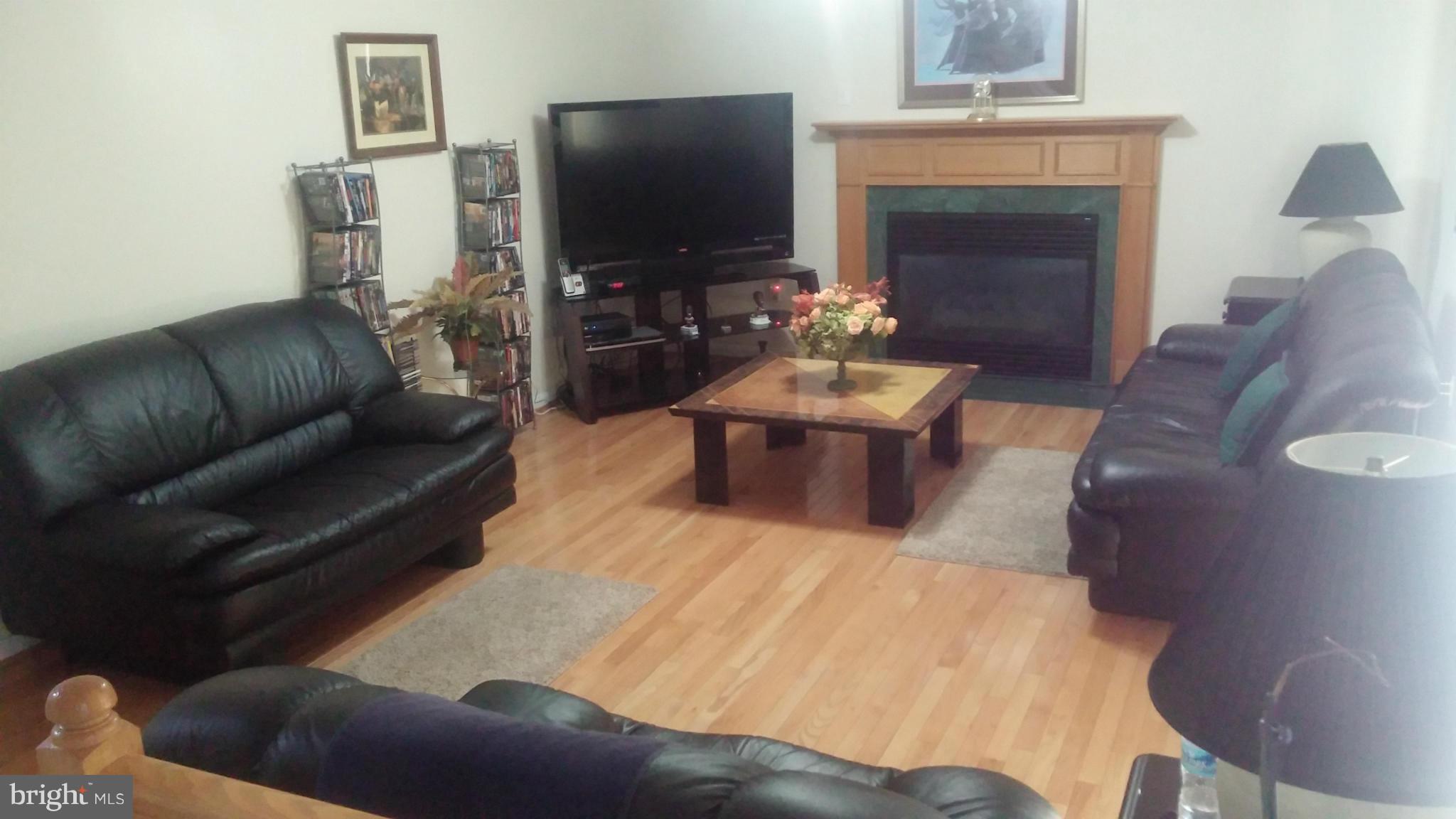 16604 Holly Way Accokeek, MD 20607 - Photo 9 of 18 Living Room