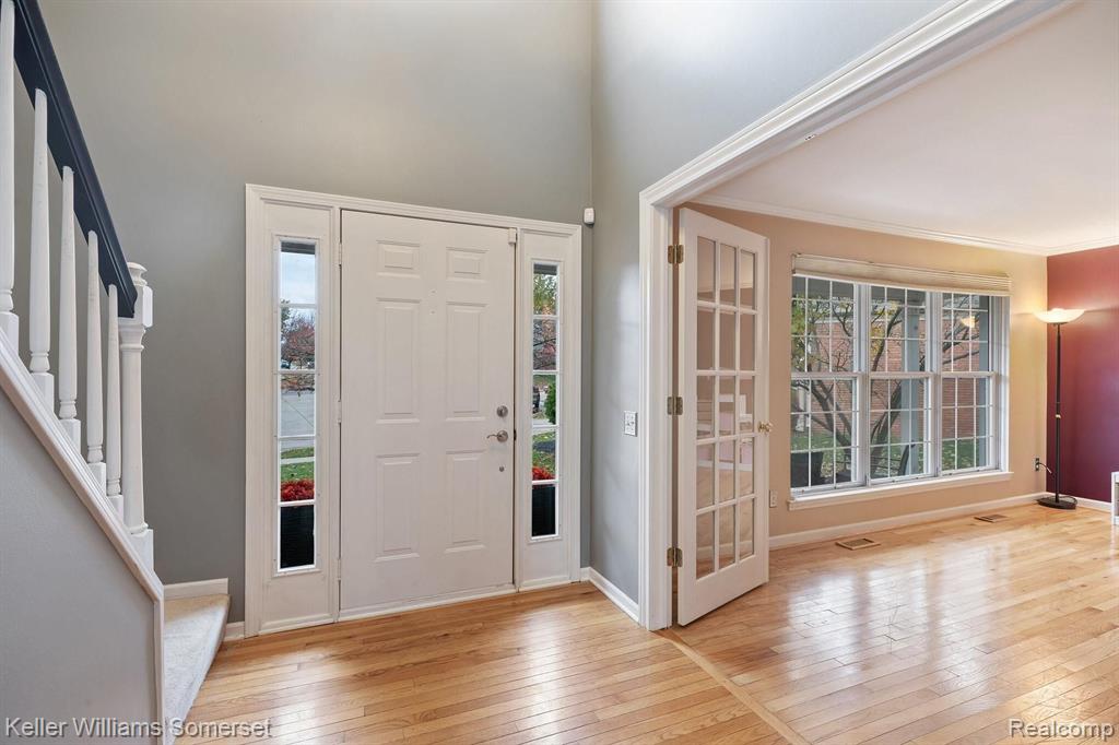222 Saxon Court Rochester Hills, MI 48307 - Photo 4 of 24