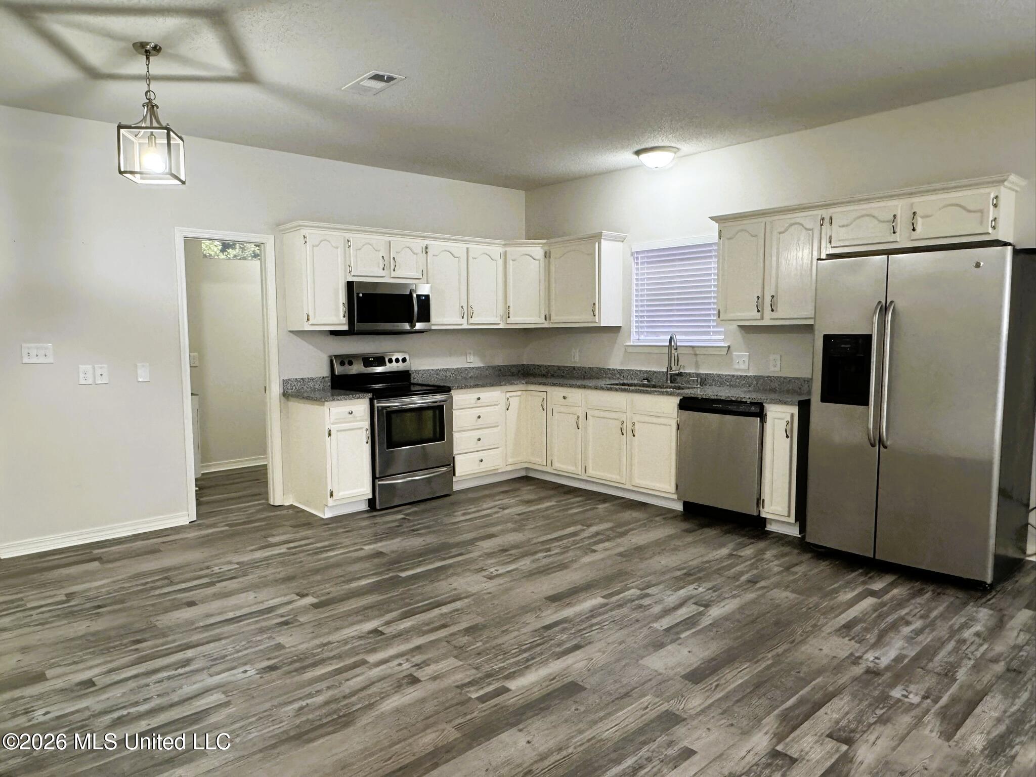 117 Williamsburg Road Picayune, MS 39466 - Photo 2 of 10 117 Williamsburg Rd kitchen